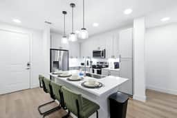 G36, 2BR Luxury Stay by Top Golf, Resort Pool & Gym, Near Stockyards