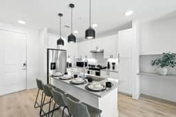 95 Luxury 2B2B Condo DT Fort Worth, Resort Style Pool & Gym, Golf Simulator, 7M to Dickies Stadium, 15M to AT&T stadium