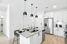 95 Luxury 2B2B Condo DT Fort Worth, Resort Style Pool & Gym, Golf Simulator, 7M to Dickies Stadium, 15M to AT&T stadium
