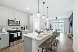 68 Luxury 2B2B Condo, Pool, Gym and Golf Simulator
