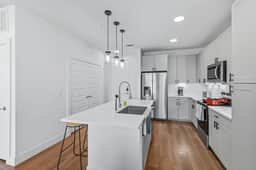 001 Chic 2B Condo, Resort Style Pool & Gym Near Stockyard, 7M to Dickies Stadium, 15M to AT&T stadium