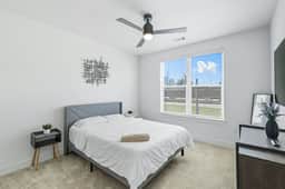 001 Chic 2B Condo, Resort Style Pool & Gym Near Stockyard, 7M to Dickies Stadium, 15M to AT&T stadium