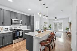 336 Chic 2B2B Near Stockyards, Resort Style Pool & Gym, Golf Simulator, 7M to Dickies Stadium, 15M to AT&T stadium