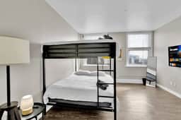 Luxurious 2B Downtown Condo by Traveller's Comfort