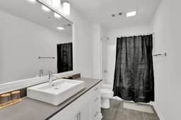 Lux 2B2B Downtown Condo by Traveller's Comfort