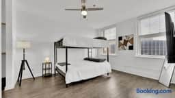 Lux 2B2B Downtown Condo by Traveller's Comfort