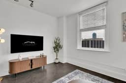 Chic 2B2B Downtown Condo by Traveller's Comfort