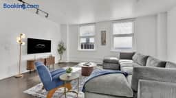 Chic 2B2B Downtown Condo by Traveller's Comfort
