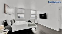 Chic 2B2B Downtown Condo by Traveller's Comfort