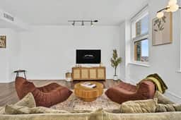 Elegant 2B Downtown Condo by Traveller's Comfort
