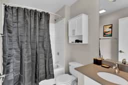 Stylish 2B Downtown Condo by Traveller's Comfort