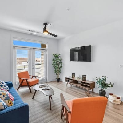 001 Chic 2B Condo, Resort Style Pool & Gym Near Stockyard, 7M to Dickies Stadium, 15M to AT&T stadium