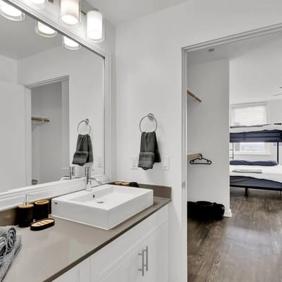 Lux 2B2B Downtown Condo by Traveller's Comfort