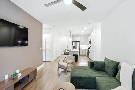 G36, 2BR Luxury Stay by Top Golf, Resort Pool & Gym, Near Stockyards