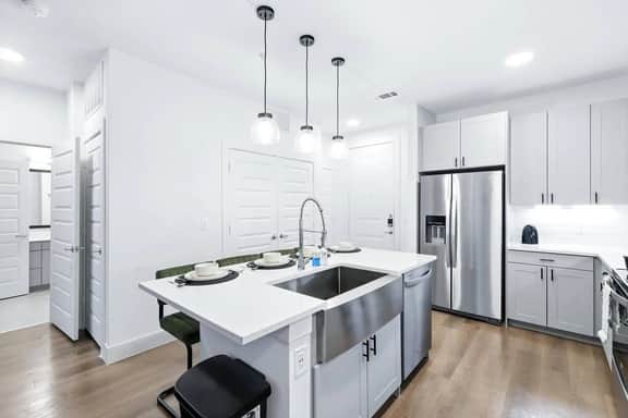G36, 2BR Luxury Stay by Top Golf, Resort Pool & Gym, Near Stockyards