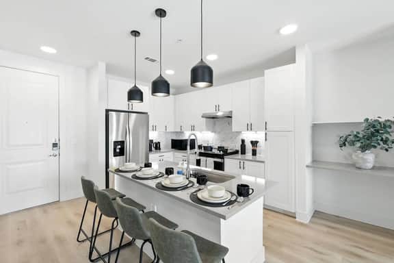 95 Luxury 2B2B Condo DT Fort Worth, Resort Style Pool & Gym, Golf Simulator, 7M to Dickies Stadium, 15M to AT&T stadium