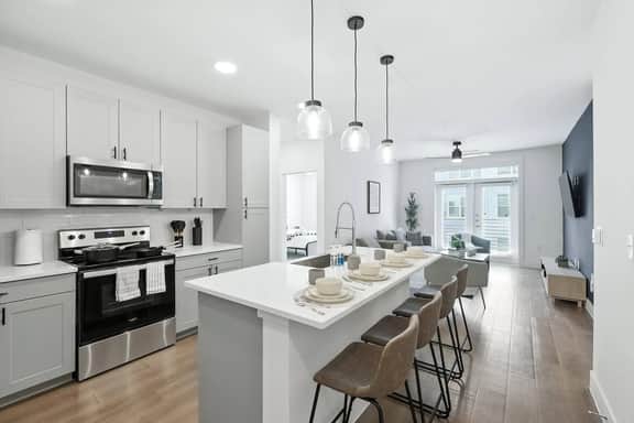 68 Luxury 2B2B Condo, Pool, Gym and Golf Simulator