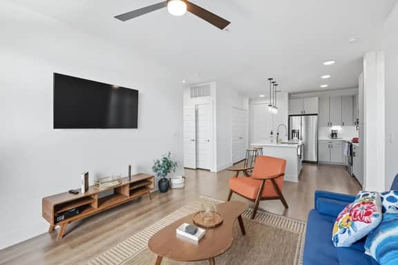 001 Chic 2B Condo, Resort Style Pool & Gym Near Stockyard, 7M to Dickies Stadium, 15M to AT&T stadium