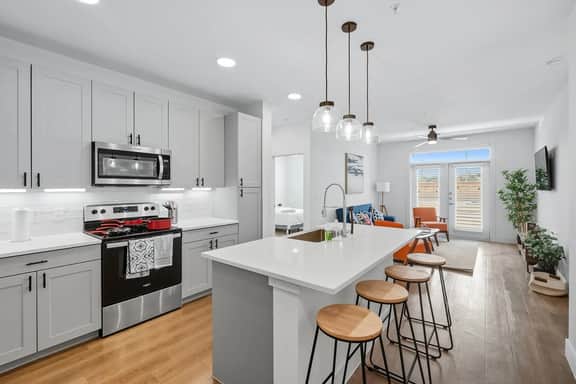 001 Chic 2B Condo, Resort Style Pool & Gym Near Stockyard, 7M to Dickies Stadium, 15M to AT&T stadium