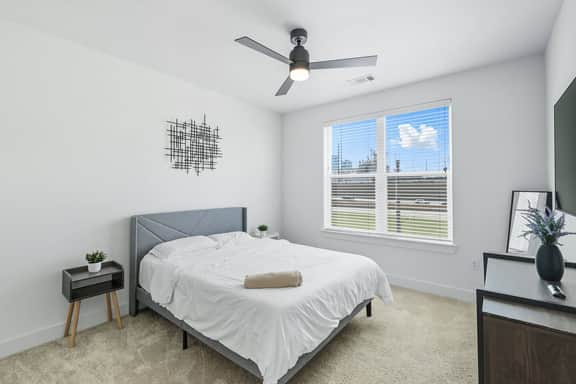 001 Chic 2B Condo, Resort Style Pool & Gym Near Stockyard, 7M to Dickies Stadium, 15M to AT&T stadium