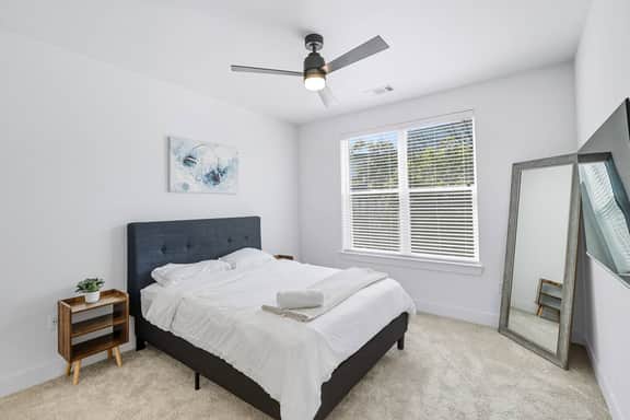 336 Chic 2B2B Near Stockyards, Resort Style Pool & Gym, Golf Simulator, 7M to Dickies Stadium, 15M to AT&T stadium