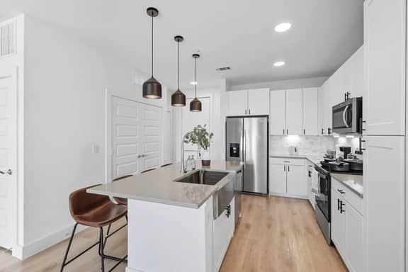 99 Modern 2B2B Near Stockyards, Resort Pool & Gym, 7M to Dickies Stadium, 15M to AT&T stadium