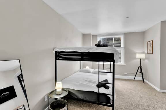 Stylish 2B Downtown Condo by Traveller's Comfort