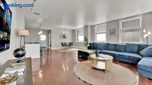 Stylish 2B Downtown Condo by Traveller's Comfort