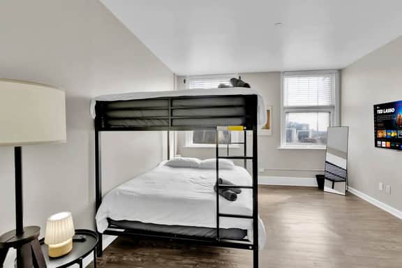 Luxurious 2B Downtown Condo by Traveller's Comfort