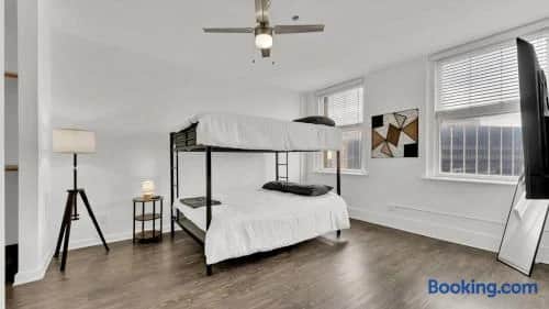 Lux 2B2B Downtown Condo by Traveller's Comfort