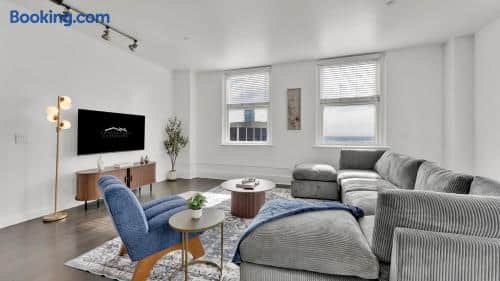 Chic 2B2B Downtown Condo by Traveller's Comfort