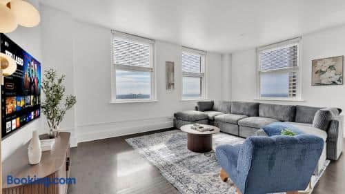 Chic 2B2B Downtown Condo by Traveller's Comfort