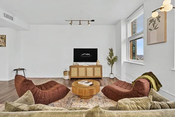 Elegant 2B Downtown Condo by Traveller's Comfort