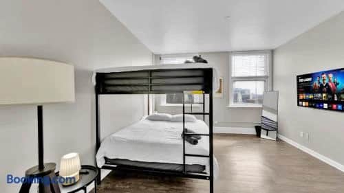 Luxurious 2B Downtown Condo by Traveller's Comfort
