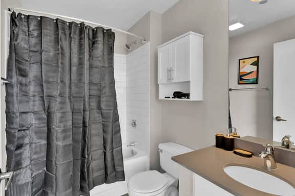 Stylish 2B Downtown Condo by Traveller's Comfort