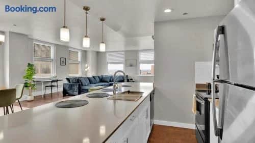 Stylish 2B Downtown Condo by Traveller's Comfort