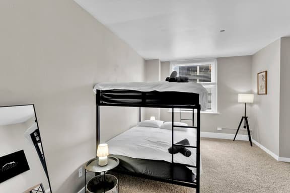 Stylish 2B Downtown Condo by Traveller's Comfort