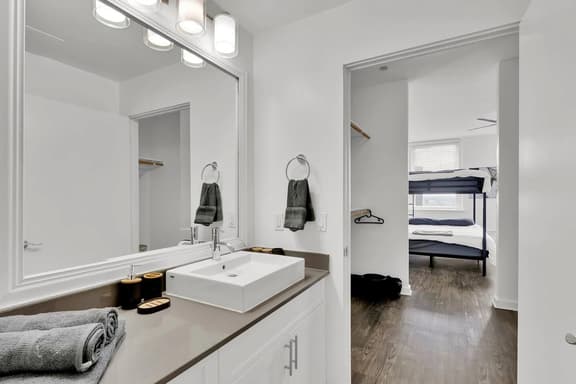 Lux 2B2B Downtown Condo by Traveller's Comfort