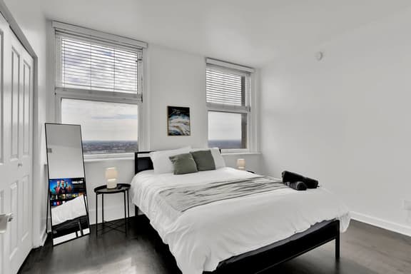 Chic 2B2B Downtown Condo by Traveller's Comfort