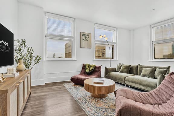Elegant 2B Downtown Condo by Traveller's Comfort